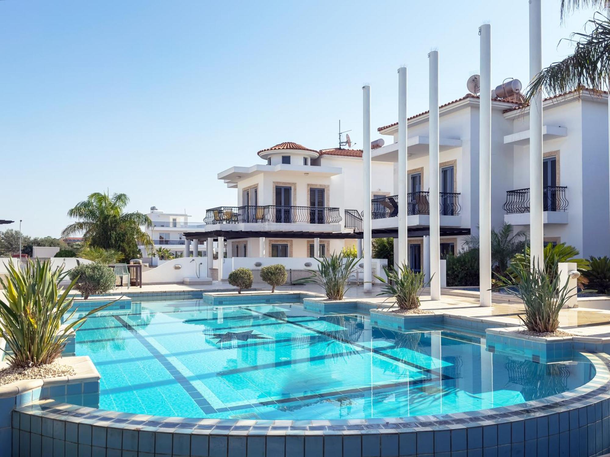 Apartment Cozy Beachside With Pool Access - Ideal For Relaxation Pyla